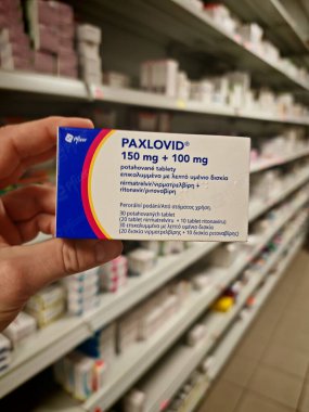 Prag, Çek Cumhuriyeti-8 Ocak 2024: Pfizer 'ın COVID 19, cov19 tedavisi için aktif madde Nirmatrelvir ve ritonavir kombinasyonu içeren Paxlovid ilaç kutusu