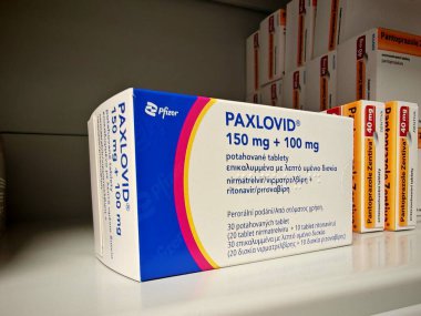 Prag, Çek Cumhuriyeti-8 Ocak 2024: Pfizer 'ın COVID 19, cov19 tedavisi için aktif madde Nirmatrelvir ve ritonavir kombinasyonu içeren Paxlovid ilaç kutusu