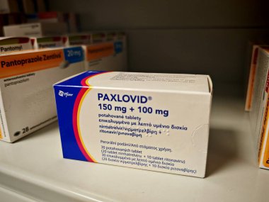 Prag, Çek Cumhuriyeti-8 Ocak 2024: Pfizer 'ın COVID 19, cov19 tedavisi için aktif madde Nirmatrelvir ve ritonavir kombinasyonu içeren Paxlovid ilaç kutusu