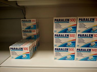 Prag, Çek Cumhuriyeti-15 Ağustos 2024: ACETAMINOPHEN aktif madde içeren PARALEN tablet kutusu, ağrı kesici ve ateş azaltma için kullanılır. Yazan: ZENTIVA