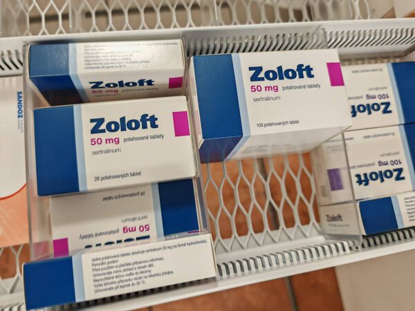 Мюллер, Чехия - 28 августа 2024 года: коробочка ZOLOFT с активным веществом SERTRALINE by PFIZER, используемая для лечения депрессии, тревожности и OCD.