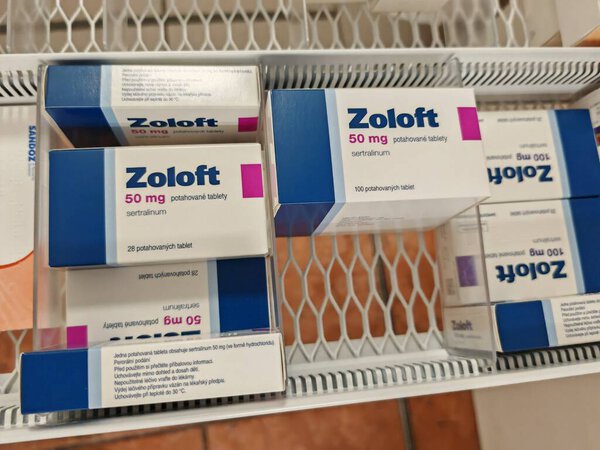 Мюллер, Чехия - 28 августа 2024 года: коробочка ZOLOFT с активным веществом SERTRALINE by PFIZER, используемая для лечения депрессии, тревожности и OCD.