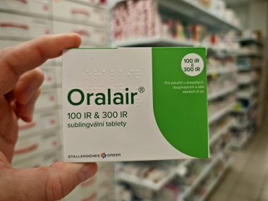 Prag, Çek Cumhuriyeti - 8 Kasım 2024: Saman nezlesi ve çimen polen alerjisinin tedavisinde kullanılan ALLERGEN exTRACT maddeleriyle dilaltı tabletlerinin ORALAIR kutusu.