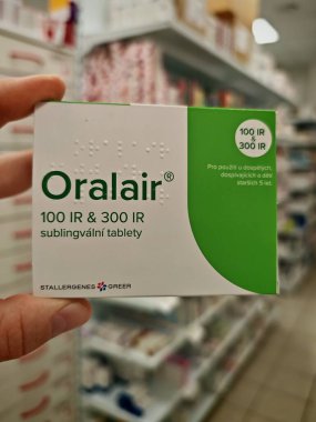 Prag, Çek Cumhuriyeti - 8 Kasım 2024: Saman nezlesi ve çimen polen alerjisinin tedavisinde kullanılan ALLERGEN exTRACT maddeleriyle dilaltı tabletlerinin ORALAIR kutusu.