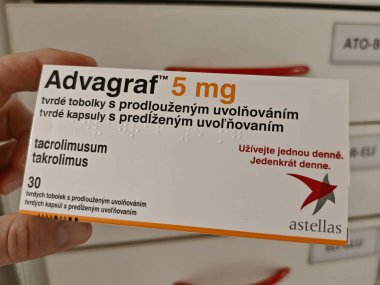 Prag, Çek Cumhuriyeti - 28 Ağustos 2024: Organ nakli reddinin önlenmesinde kullanılan TACROLIMUS aktif maddeyle birlikte ADVAGRAF kutusu.