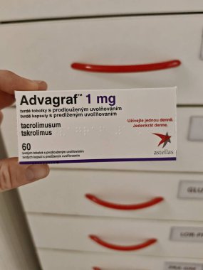 Prag, Çek Cumhuriyeti - 28 Ağustos 2024: Organ nakli reddinin önlenmesinde kullanılan TACROLIMUS aktif maddeyle birlikte ADVAGRAF kutusu.