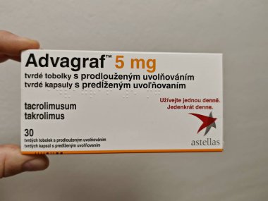 Prag, Çek Cumhuriyeti - 28 Ağustos 2024: Organ nakli reddinin önlenmesinde kullanılan TACROLIMUS aktif maddeyle birlikte ADVAGRAF kutusu.