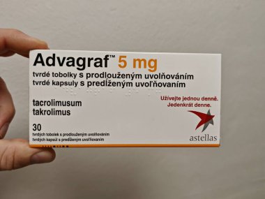 Prag, Çek Cumhuriyeti - 28 Ağustos 2024: Organ nakli reddinin önlenmesinde kullanılan TACROLIMUS aktif maddeyle birlikte ADVAGRAF kutusu.
