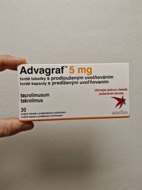 Prag, Çek Cumhuriyeti - 28 Ağustos 2024: Organ nakli reddinin önlenmesinde kullanılan TACROLIMUS aktif maddeyle birlikte ADVAGRAF kutusu.