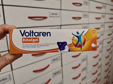 Prag, Çek Cumhuriyeti-16 Ağustos 2024: NOVARTIS tarafından Diclofenac ile VOLTAREN EMULGEL kutusu, ağrı ve iltihap tedavisi için kullanılır.
