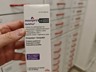 Prag, Çek Cumhuriyeti - 25 Ekim 2024: Tip 2 diyabet ve ağırlık yönetimi için kullanılan TIRZEPATIDE aktif maddesi ile MOUNJARO KWIKPEN.