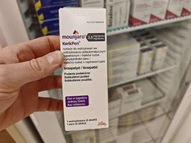 Prag, Çek Cumhuriyeti - 25 Ekim 2024: Tip 2 diyabet ve ağırlık yönetimi için kullanılan TIRZEPATIDE aktif maddesi ile MOUNJARO KWIKPEN.