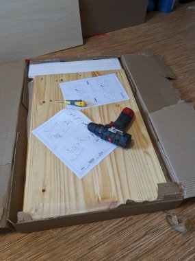 Prag, Çek Cumhuriyeti-9 Ekim 2024: Açılan IKEA gardıroplarının oluşturduğu bir DIY montaj sahnesi, ev mobilyası kurulumunun adım adım altını çizerek, benliğin pratikliğini ve popülerliğini gözler önüne seriyor