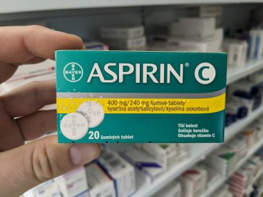 Prag, Çek Cumhuriyeti - 10 Temmuz 2024: BAYER tarafından kullanılan ACETYLSALICYLIC ACID ile ASPIRIN ilaç kutusu, ağrı kesici, ateş azaltma ve kardiyovasküler hastalıkların önlenmesi için kullanılır.