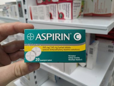 Prag, Çek Cumhuriyeti - 10 Temmuz 2024: BAYER tarafından kullanılan ACETYLSALICYLIC ACID ile ASPIRIN ilaç kutusu, ağrı kesici, ateş azaltma ve kardiyovasküler hastalıkların önlenmesi için kullanılır.