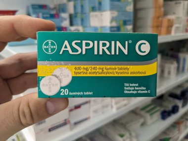 Prag, Çek Cumhuriyeti - 10 Temmuz 2024: BAYER tarafından kullanılan ACETYLSALICYLIC ACID ile ASPIRIN ilaç kutusu, ağrı kesici, ateş azaltma ve kardiyovasküler hastalıkların önlenmesi için kullanılır.