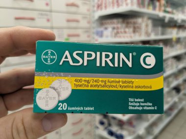 Prag, Çek Cumhuriyeti - 10 Temmuz 2024: BAYER tarafından kullanılan ACETYLSALICYLIC ACID ile ASPIRIN ilaç kutusu, ağrı kesici, ateş azaltma ve kardiyovasküler hastalıkların önlenmesi için kullanılır.