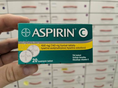 Prag, Çek Cumhuriyeti - 10 Temmuz 2024: BAYER tarafından kullanılan ACETYLSALICYLIC ACID ile ASPIRIN ilaç kutusu, ağrı kesici, ateş azaltma ve kardiyovasküler hastalıkların önlenmesi için kullanılır.