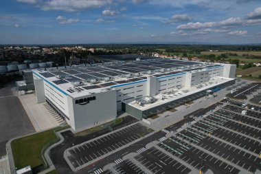 KOJETIN, Çek Cumhuriyeti-24 Eylül 2022: Yepyeni bir Amazon Deposu dağıtım merkezi. Muazzam büyüklükte bir lojistik merkezi, Eur Amazon deposu, Kojetin Çek güneş enerjisi santrali.