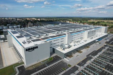 KOJETIN, Çek Cumhuriyeti-24 Eylül 2022: Yepyeni bir Amazon Deposu dağıtım merkezi. Muazzam büyüklükte bir lojistik merkezi, Eur Amazon deposu, Kojetin Çek güneş enerjisi santrali.