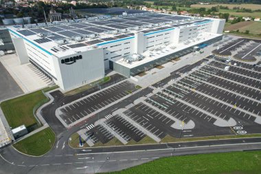 KOJETIN, Çek Cumhuriyeti-24 Eylül 2022: Yepyeni bir Amazon Deposu dağıtım merkezi. Muazzam büyüklükte bir lojistik merkezi, Eur Amazon deposu, Kojetin Çek güneş enerjisi santrali.