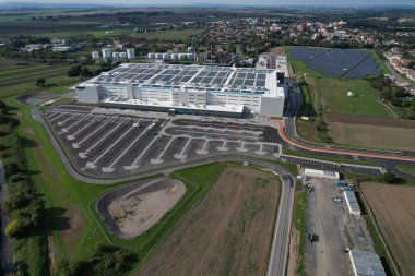KOJETIN, Çek Cumhuriyeti-24 Eylül 2022: Yepyeni bir Amazon Deposu dağıtım merkezi. Muazzam büyüklükte bir lojistik merkezi, Eur Amazon deposu, Kojetin Çek güneş enerjisi santrali.
