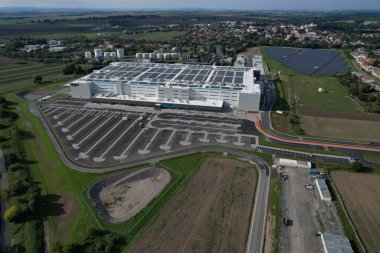 KOJETIN, Çek Cumhuriyeti-24 Eylül 2022: Yepyeni bir Amazon Deposu dağıtım merkezi. Muazzam büyüklükte bir lojistik merkezi, Eur Amazon deposu, Kojetin Çek güneş enerjisi santrali.
