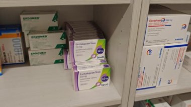 Prag, Çek Cumhuriyeti - 10 Temmuz 2024: Escitalopram Teva, depresyon, anksiyete bozuklukları ve OCD tedavisinde kullanılan escitalopram aktif maddeyle dolu ilaç kutusu.