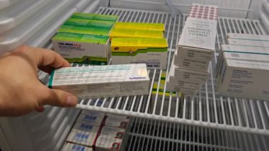 Prag, Çek Cumhuriyeti - 4 Aralık 2024: Merck Serono tarafından kullanılan koriyogonadotropin alfa içeren Ovitrelle kutusu, kısırlık tedavisi ve kadınların yumurtlamasını tetiklemek için kullanıldı