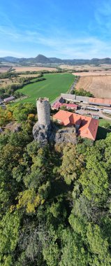 Zamek Skalka tarihi Skalka kalesi Ceske stredohori bölgesi köyü Vlastislav-Çek Cumhuriyeti manzaralı hava manzarası