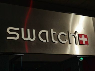Londra, İngiltere-5 Mart 2025: SWATCH, her yaş için klasik ve modaya uygun tasarımlar sunan, şık, ekonomik ve yenilikçi saatleriyle tanınan İsviçreli saat markası.