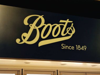 Londra, İngiltere-5 Mart 2025: BOOTS PHARMACY önde gelen sağlık ve güzellik perakendecileri, reçeteli ilaçlar, cilt bakım ürünleri, kozmetik ürünleri ve uzman tavsiyeleri için mağaza içi eczacılarla birlikte