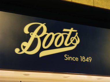 Londra, İngiltere-5 Mart 2025: BOOTS PHARMACY önde gelen sağlık ve güzellik perakendecileri, reçeteli ilaçlar, cilt bakım ürünleri, kozmetik ürünleri ve uzman tavsiyeleri için mağaza içi eczacılarla birlikte