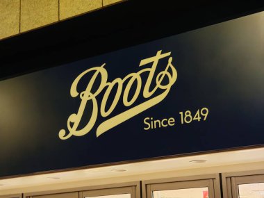 Londra, İngiltere-5 Mart 2025: BOOTS PHARMACY önde gelen sağlık ve güzellik perakendecileri, reçeteli ilaçlar, cilt bakım ürünleri, kozmetik ürünleri ve uzman tavsiyeleri için mağaza içi eczacılarla birlikte