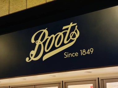 Londra, İngiltere-5 Mart 2025: BOOTS PHARMACY önde gelen sağlık ve güzellik perakendecileri, reçeteli ilaçlar, cilt bakım ürünleri, kozmetik ürünleri ve uzman tavsiyeleri için mağaza içi eczacılarla birlikte