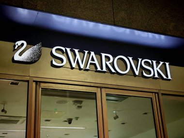 Londra, İngiltere-5 Mart 2025: SWAROVSKI hassas kesim kristalleri, mücevherleri ve aksesuarlarıyla ünlü lüks bir markadır..