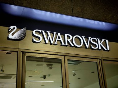 Londra, İngiltere-5 Mart 2025: SWAROVSKI hassas kesim kristalleri, mücevherleri ve aksesuarlarıyla ünlü lüks bir markadır..