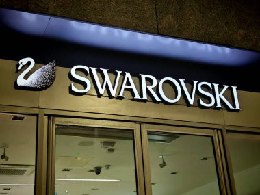 Londra, İngiltere-5 Mart 2025: SWAROVSKI hassas kesim kristalleri, mücevherleri ve aksesuarlarıyla ünlü lüks bir markadır..