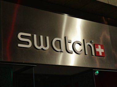 Londra, İngiltere-5 Mart 2025: SWATCH, her yaş için klasik ve modaya uygun tasarımlar sunan, şık, ekonomik ve yenilikçi saatleriyle tanınan İsviçreli saat markası.