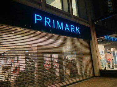 Londra, İngiltere-5 Mart 2025: PRIMARK, erkekler, kadınlar ve çocuklar için uygun fiyatlı moda, ev eşyaları, aksesuarlar ve güzellik ürünleri sunan popüler bir İngiliz ana caddesi perakendecisi.