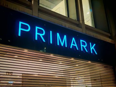 Londra, İngiltere-5 Mart 2025: PRIMARK, erkekler, kadınlar ve çocuklar için uygun fiyatlı moda, ev eşyaları, aksesuarlar ve güzellik ürünleri sunan popüler bir İngiliz ana caddesi perakendecisi.