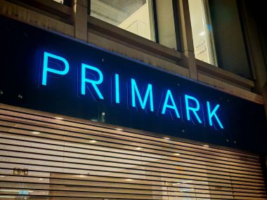 Londra, İngiltere-5 Mart 2025: PRIMARK, erkekler, kadınlar ve çocuklar için uygun fiyatlı moda, ev eşyaları, aksesuarlar ve güzellik ürünleri sunan popüler bir İngiliz ana caddesi perakendecisi.