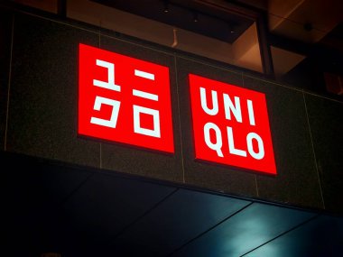 Londra, İngiltere-5 Mart 2025: UNIQLO, minimalist tasarımlar, yüksek kaliteli kumaşlar ve erkekler, kadınlar ve çocuklar için uygun fiyatlı günlük giyimlerle bilinen küresel bir moda markasıdır.
