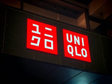 Londra, İngiltere-5 Mart 2025: UNIQLO, minimalist tasarımlar, yüksek kaliteli kumaşlar ve erkekler, kadınlar ve çocuklar için uygun fiyatlı günlük giyimlerle bilinen küresel bir moda markasıdır.