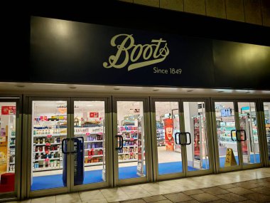 Londra, İngiltere-5 Mart 2025: BOOTS PHARMACY önde gelen sağlık ve güzellik perakendecileri, reçeteli ilaçlar, cilt bakım ürünleri, kozmetik ürünleri ve uzman tavsiyeleri için mağaza içi eczacılarla birlikte.