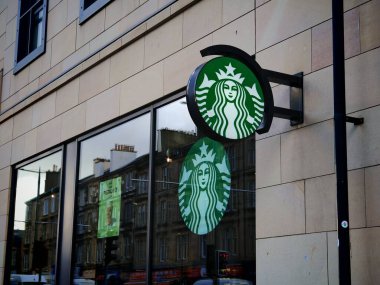Londra, İngiltere-5 Mart 2025: STARBUCKS, el yapımı espresso içecekleri, frappuccino, çay ve hamur işleri ile tanınan küresel bir kahve evi zinciri.