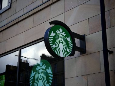 Londra, İngiltere-5 Mart 2025: STARBUCKS, el yapımı espresso içecekleri, frappuccino, çay ve hamur işleri ile tanınan küresel bir kahve evi zinciri.