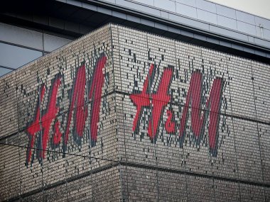 Londra, İngiltere-5 Mart 2025: H ve M önde gelen bir küresel moda perakendecisi moda ve uygun fiyatlı giyim, aksesuarlar ve erkekler, kadınlar ve çocuklar için sürdürülebilir koleksiyonlar sunuyor