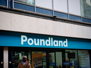 Londra, İngiltere-5 Mart 2025: POUNDLAND, 1 & up fiyatına bütçe dostu bakkaliye, ev gereçleri, oyuncaklar, kırtasiye ve sezonluk ürünler sunan bir İngiliz indirim perakendecisi..