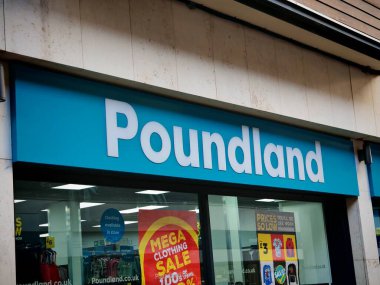 Londra, İngiltere-5 Mart 2025: POUNDLAND, 1 & up fiyatına bütçe dostu bakkaliye, ev gereçleri, oyuncaklar, kırtasiye ve sezonluk ürünler sunan bir İngiliz indirim perakendecisi..